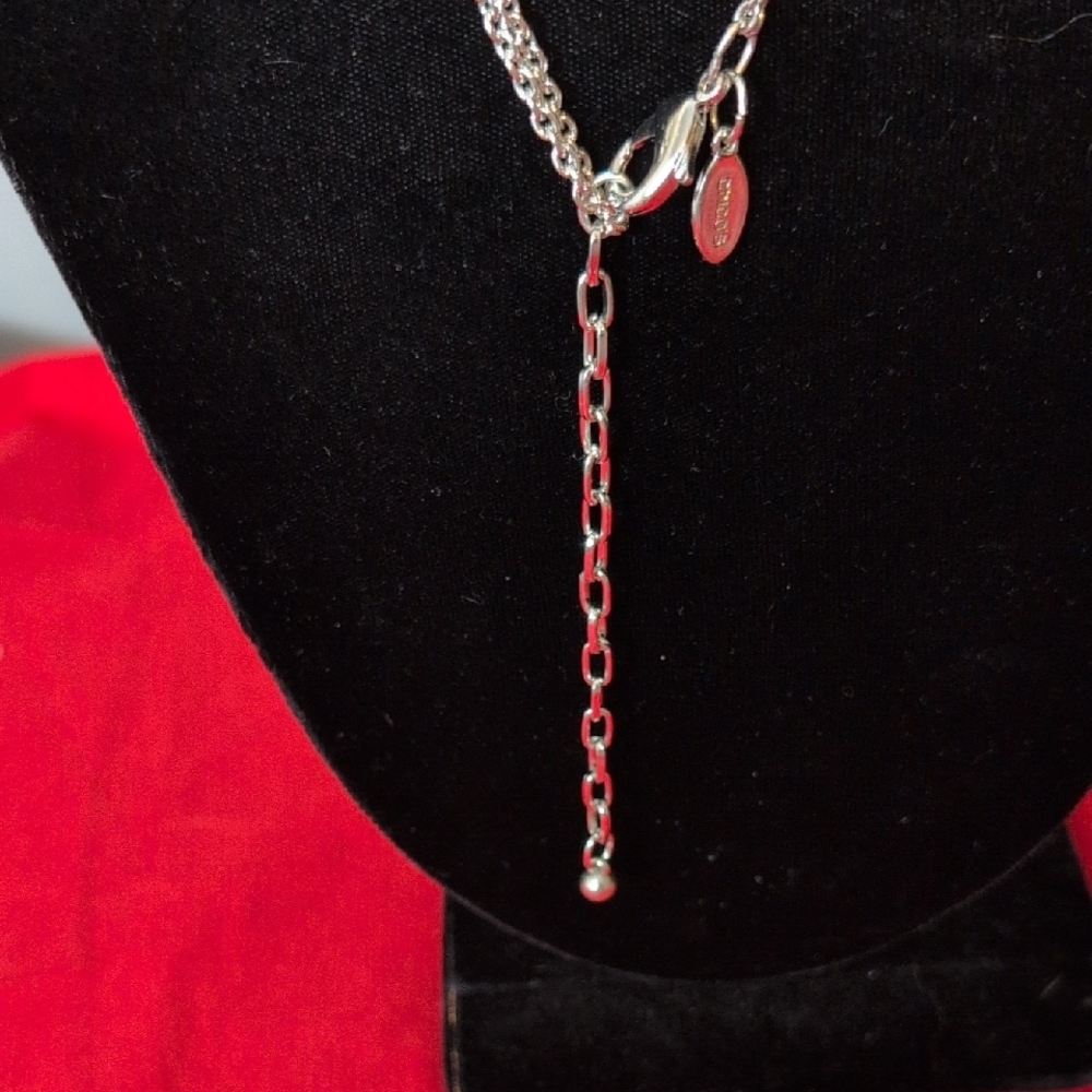 Elegant Silver and White Jewelry Set - Picture 5 of 6